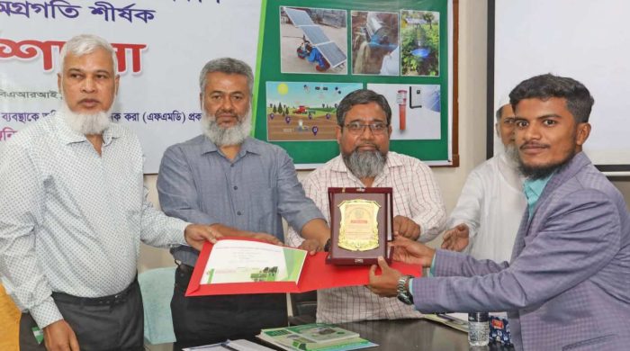 অতিথির হাত থেকে পুরস্কার গ্রহণ করছেন আবদুন নূর